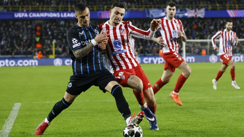 Aleksandar Stanković u duelu sa Markom Pubilom (©Reuters)