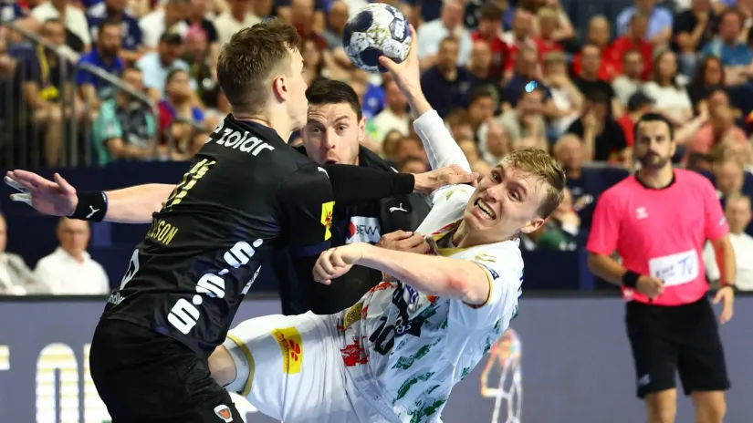 Gisli Kristjanson prolazi pored Lase Andersona (©Reuters)