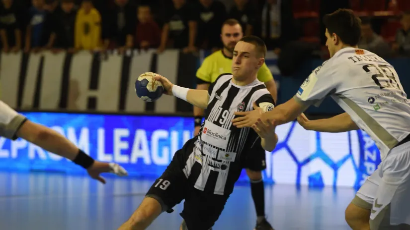 Nikla Zečević u duelu sa Taleskim pre tri godine u meču Partizan - Vardar u SEHA ligi (©MN Press)