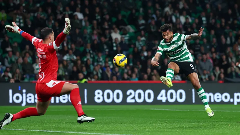 Luis Suarez daje gol Estorilu (©Reuters)