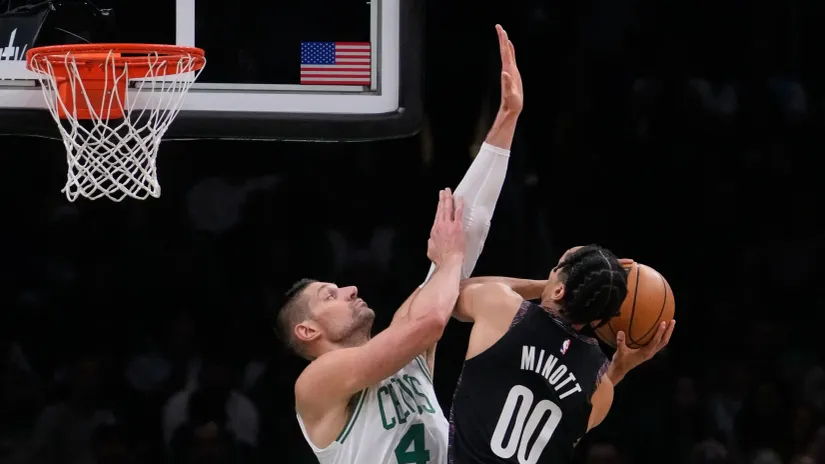 Vučević brani koš (Gulliver©AP Photo/Charles Krupa)