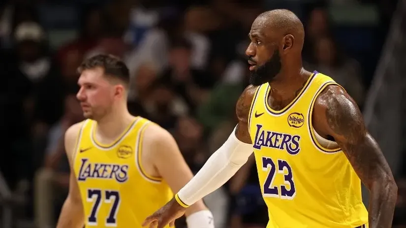 Luka Dončić i Lebron Džejms (AFP)