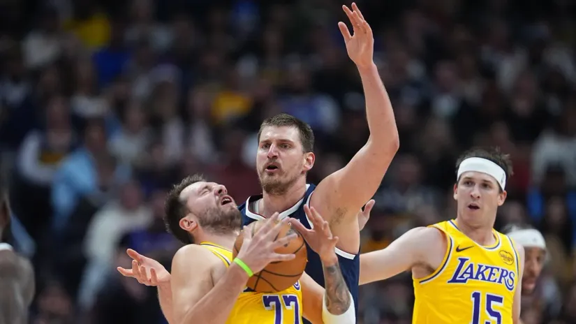 Nikola Jokić i Luka Dončić (©AP Photo/David Zalubowski)