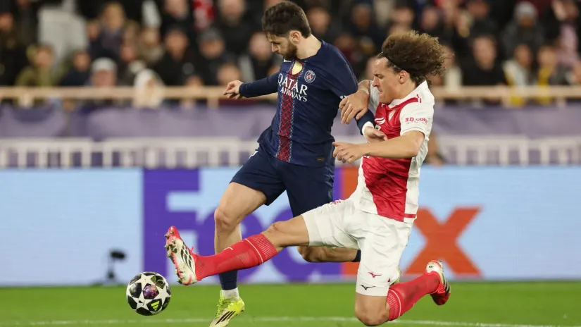 Hviča Kvarachelija u duelu sa Vutom Faesom iz Monaka (©Reuters)