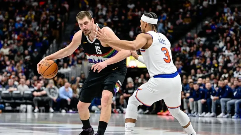 Nikola Jokić i Džoš Hart (©AFP)
