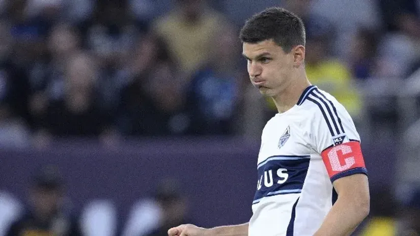 Ranko Veselinović sa kapitenskom trakom (©AFP)