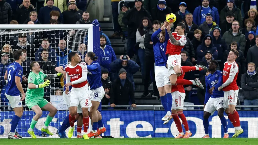 Džejk O'Brajen (Everton) i Rikardo Kalafjori (Arsenal)