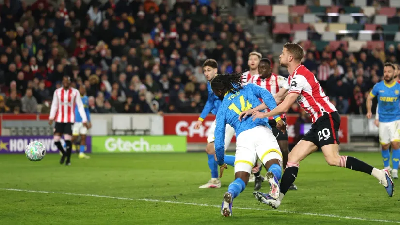 Pogodak Arokodarea za remi u Zapadnom Londonu (©Reuters)