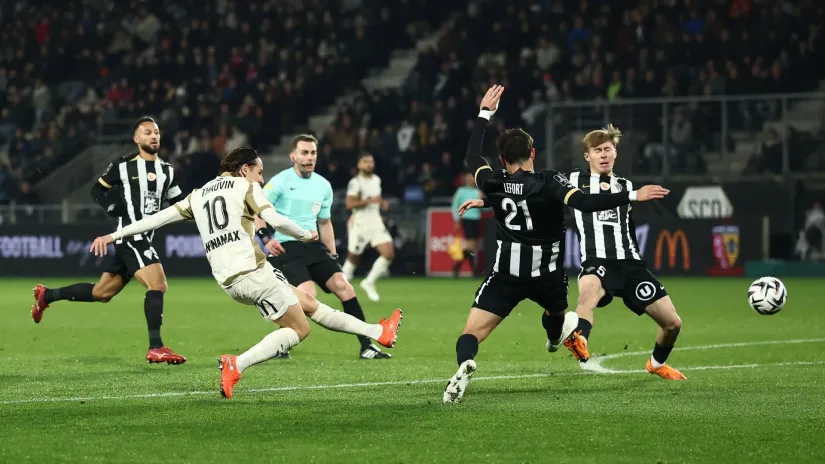 Florijan Toven (Lans) šutira na gol Anžea