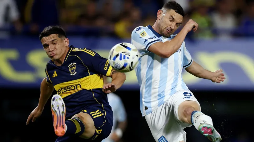 Adrijan Martinez (desno) u duelu sa Bokom (©Reuters)