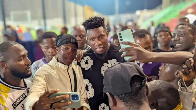 Andre Onana sa navijačima u Kamerunu (©Twitter/AllezLesLions)