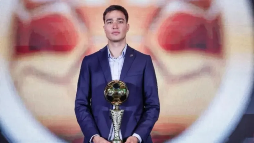 Petar Stanić sa nagradom (©Instagram/Petar Stanić)