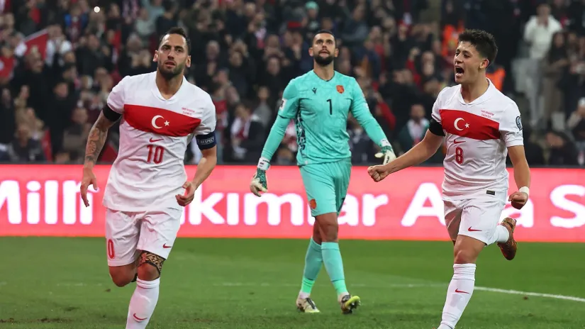 Hakan Čalhanoglu i Arda Guler (©Reuters)