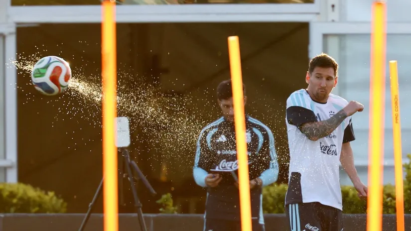 Lionel Mesi na treningu Argentine (©Reuters)