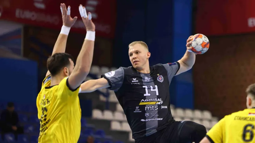 Sergej Ivanov u duelu sa Markom Tasićem na prošlom meču Partizana i Dinama na Banjici (©ARKUS liga)