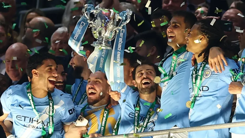 Bernardo Silva sa peharom Liga kupa (©Reuters)