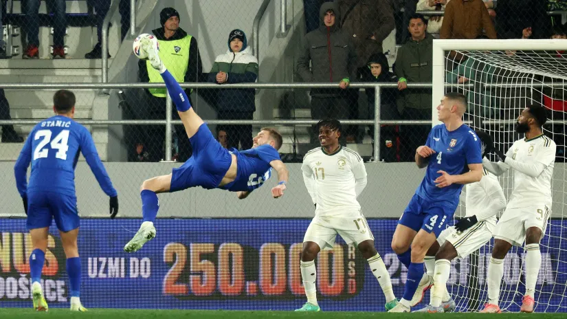 Strahinja Pavlović hvata makazice (©Reuters)