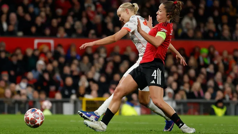 Detalj sa prvog meča devojaka Mančester junajteda i Bajerna (©Reuters)