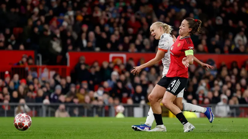 Pernile Harder (Bajern Ž) i Maja le Tisije (Man. Junajted Ž)