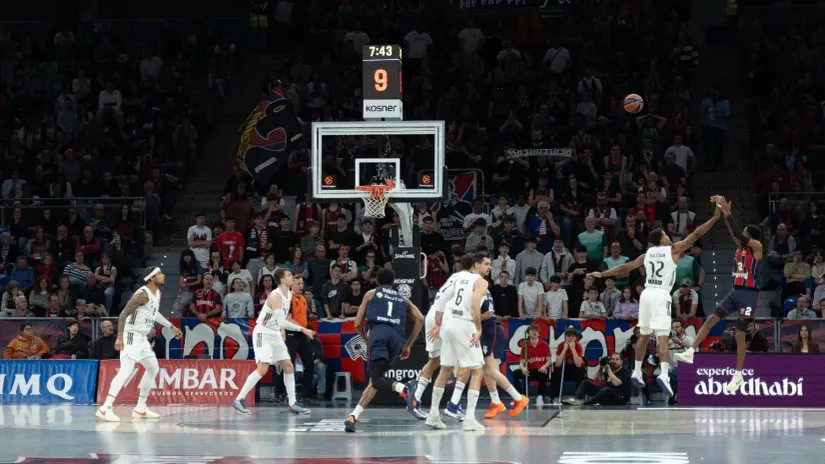 Detalj kada je Simons zaradio dva penala (©Guliver Images/xMiguelxGarciax xAgenciaxLOFx)