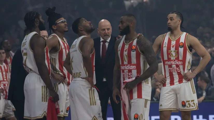 Saša Obradović i košarkaši Crvene zvezde (©Star Sport)