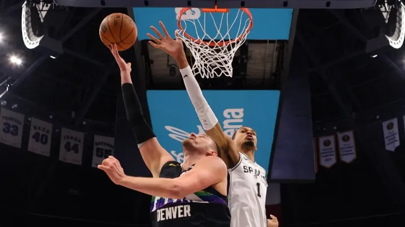 Nikola Jokić i Viktor Vembanjama (©AFP)