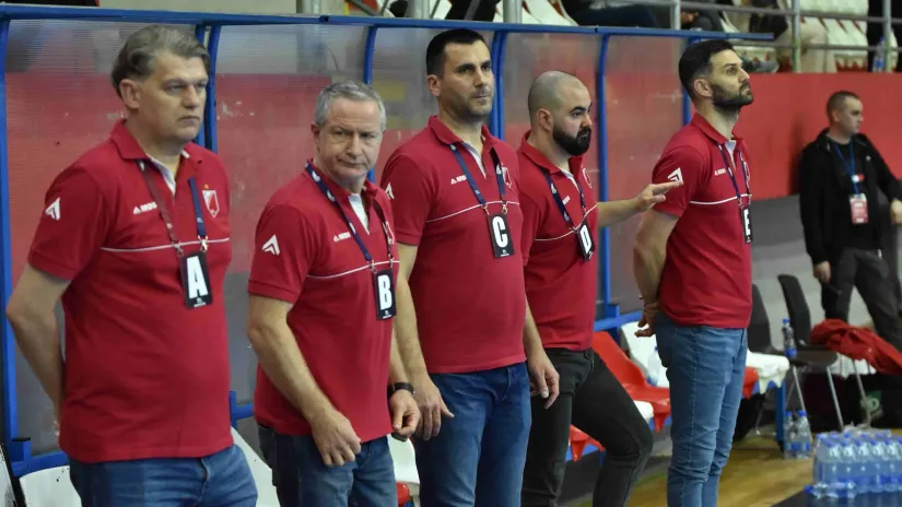 Vladan Matić (drugi sleva) i stručni štab Vojvodine (©ARKUS liga)
