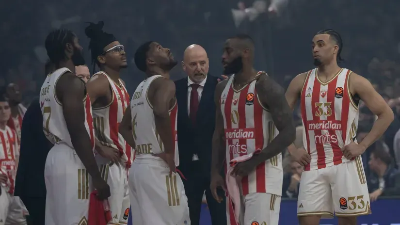 Saša Obradović i košarkaši Crvene zvezde (©Star Sport)