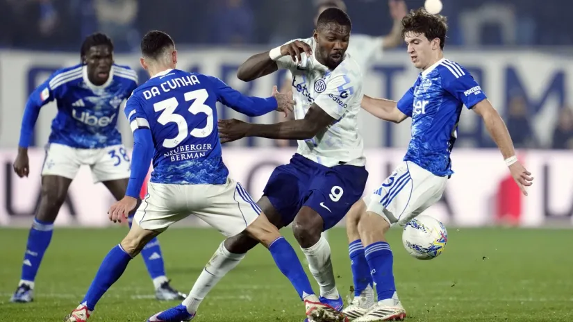 Markus Tiram u duelu sa Komom (©Reuters)