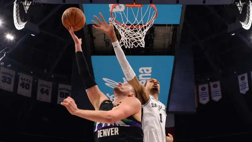 Nikola Jokić i Viktor Vembanjama (©AFP)