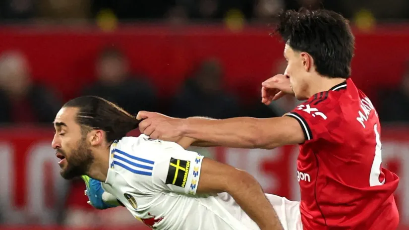 Dominik Kalvert Luin i Lisandro Martinez (©Reuters)