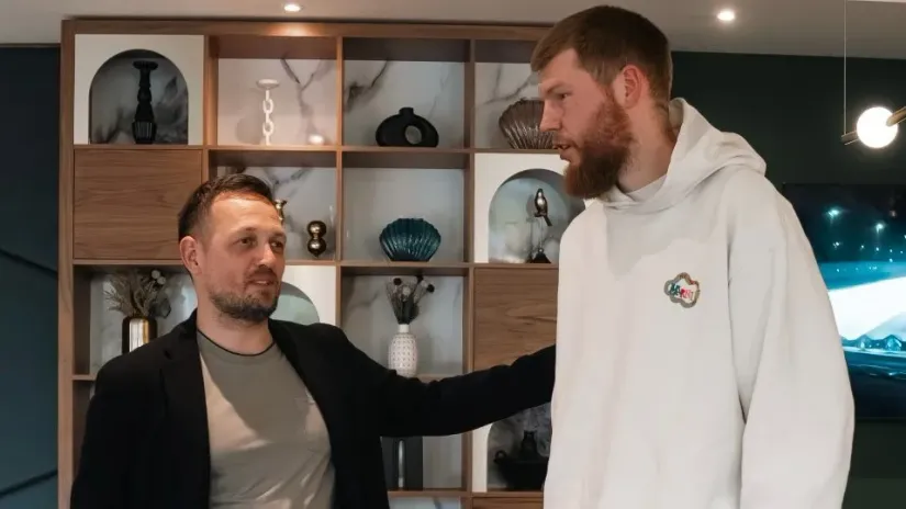 Aleksandar Sekulić i Davis Bertans (©Dubai BC)