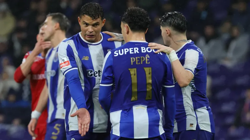 Tijago Silva daje savete saigračima (©Reuters)