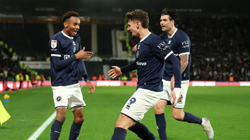 Mihailo Ivanović sa saigračima slavi gol (©Reuters)