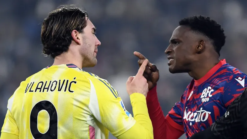 Dušan Vlahović i Bolonjin štoper Džon Lukumi na prethodnom njihovom susretu (©Reuters)