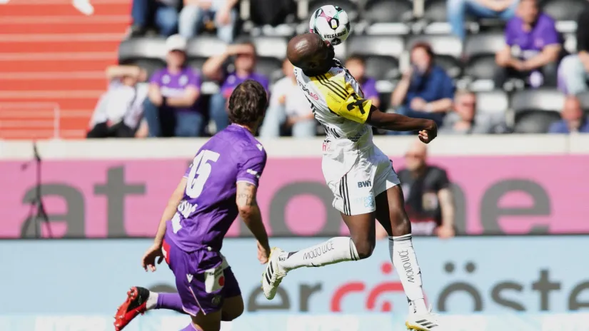 Samjuel Adeniran u duelu sa Aleksandrom Daragovićem iz Austrije (©Guliver image)