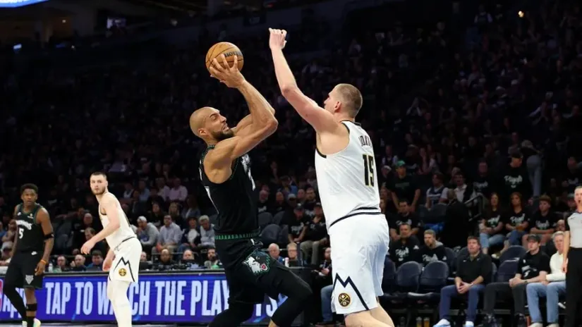 Nikola Jokić i Rudi Gober (AFP)