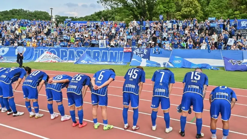 Fudbaleri Mačide Zelvije se klanjaju svojim navijačima (©AFP)