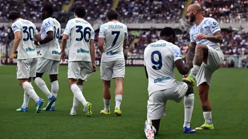 Markus Tiram "čisti kopačku" Federiku Dimarku (Daniele Buffa/Guliver)