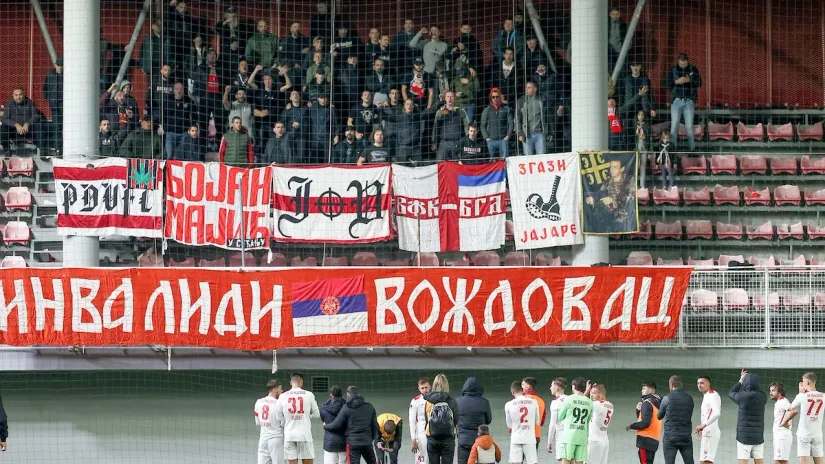 Fudbaleri Voždovca sa navijačima (©Starsport)