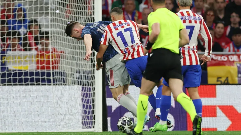 Detalj kada Hancko ruši Đekereša (©Reuters)