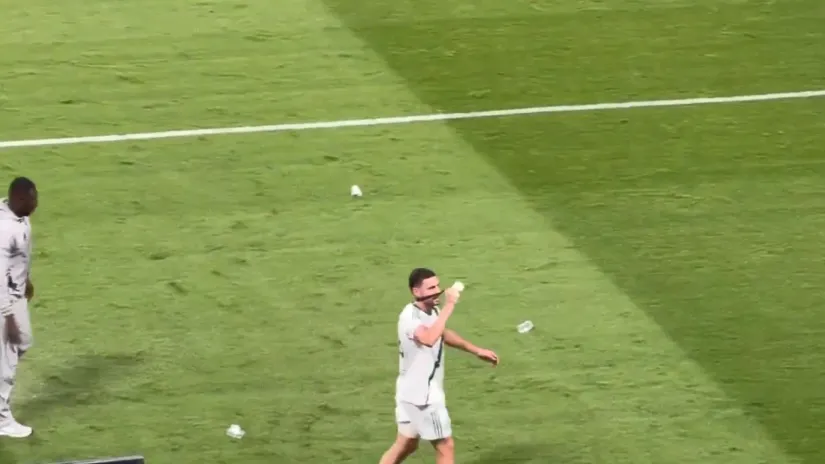 Merih Demiral pokazuje medalju (Printscreen)