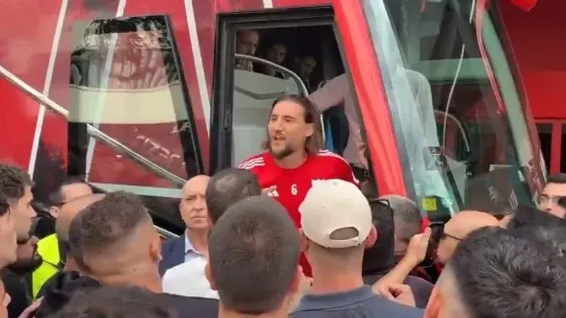 Nemanja Gudelj sa navijačima (Printscreen)