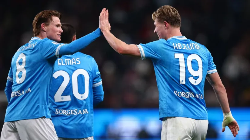 Skot Mektomini i Rasmus Hejlund (©Reuters)
