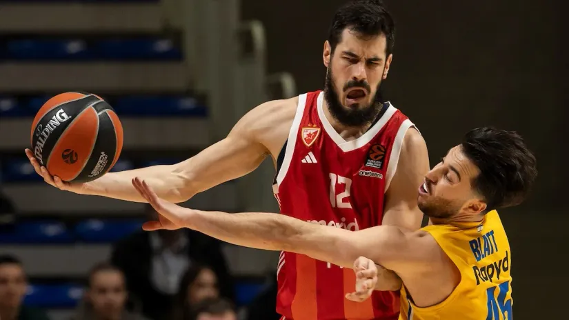 Tamir Blat u duelu sa Nikolom Kalinićem (© Starsport)