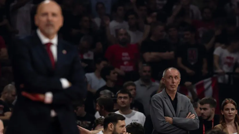 Milan Tomić gleda ka Saši Obradoviću (©Star Sport)
