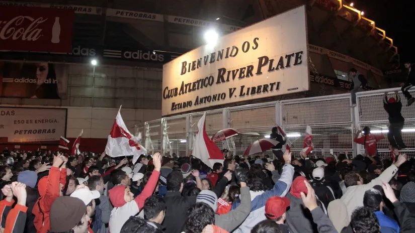 Trenutak kada su navijači Rivera bili revoltirani ispadanjem iz lige (©Reuters)