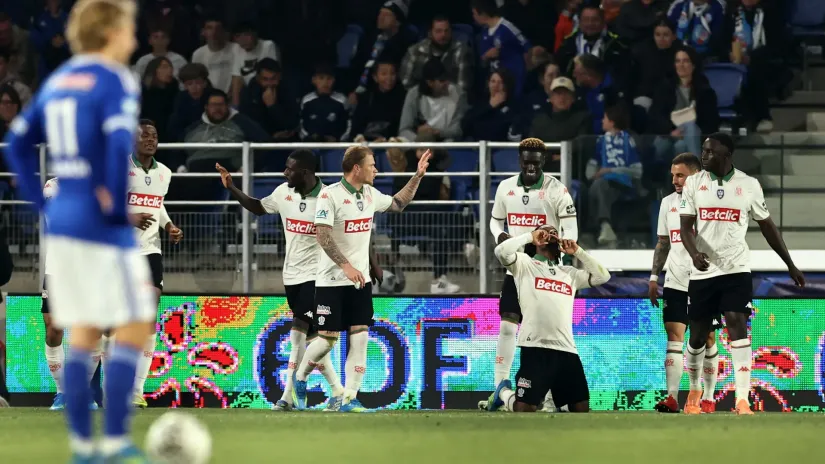 Fudbaleri Nice proslavljaju gol
