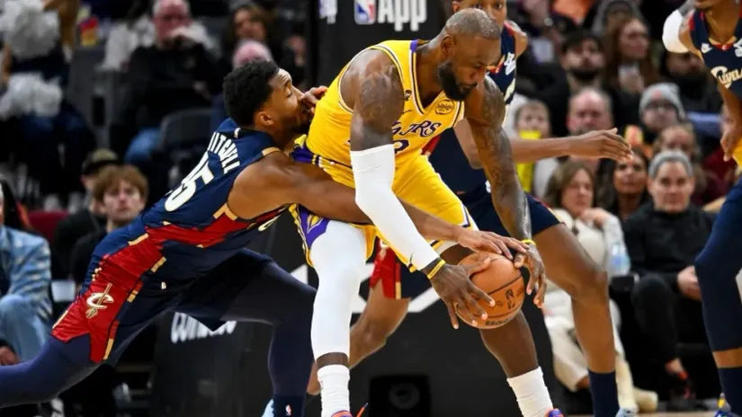 Donovan Mičel i Lebron Džejms (AFP)