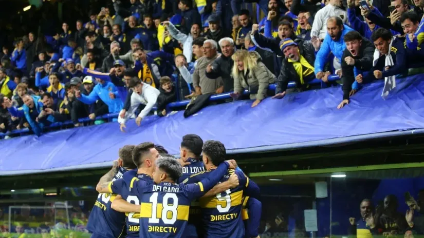 Fudbaleri Boke Juniors sa navijačima (©AFP)